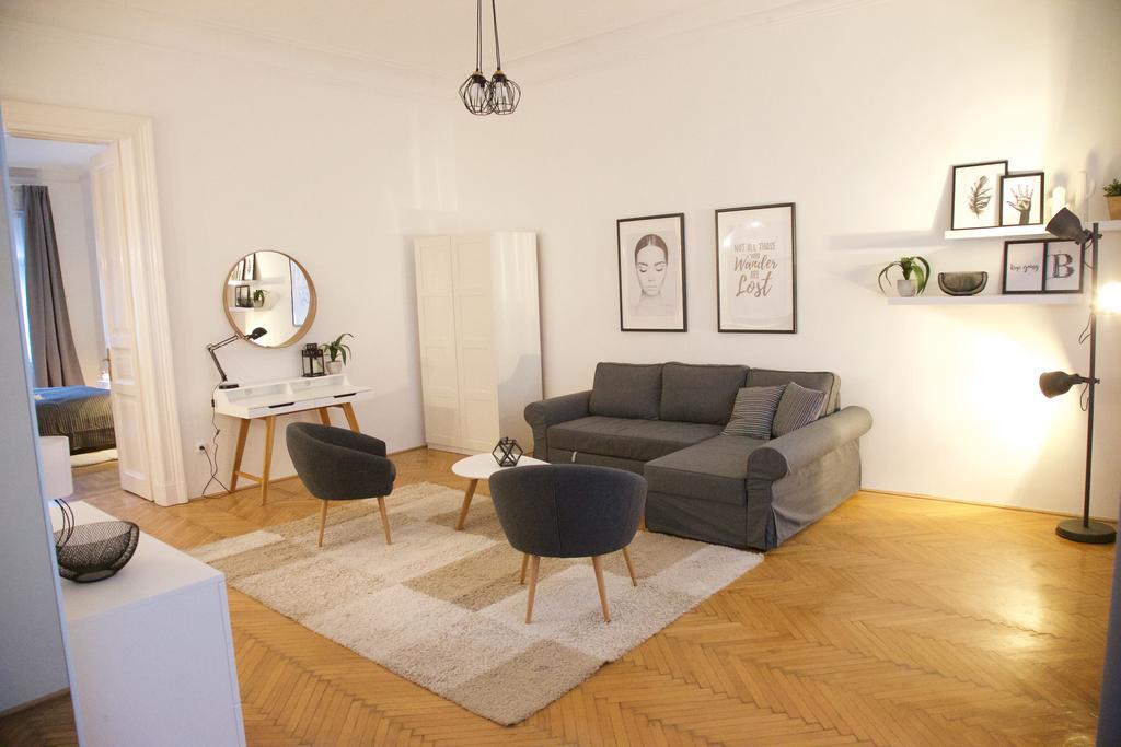 Five Season'S Apartment, Budapest